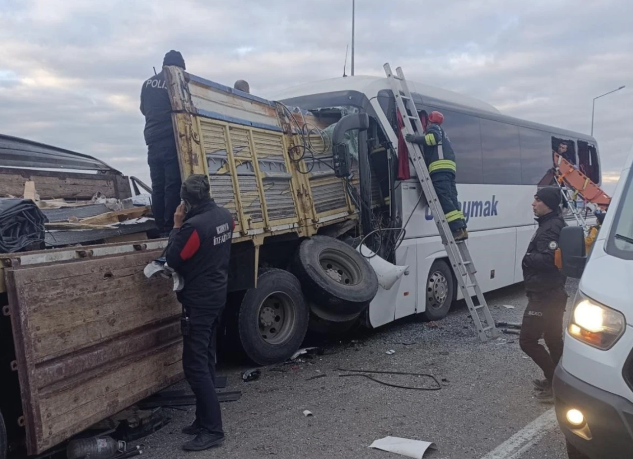 Yolcu otobüsü kamyona çarptı: Çok sayıda ölü ve yaralı var