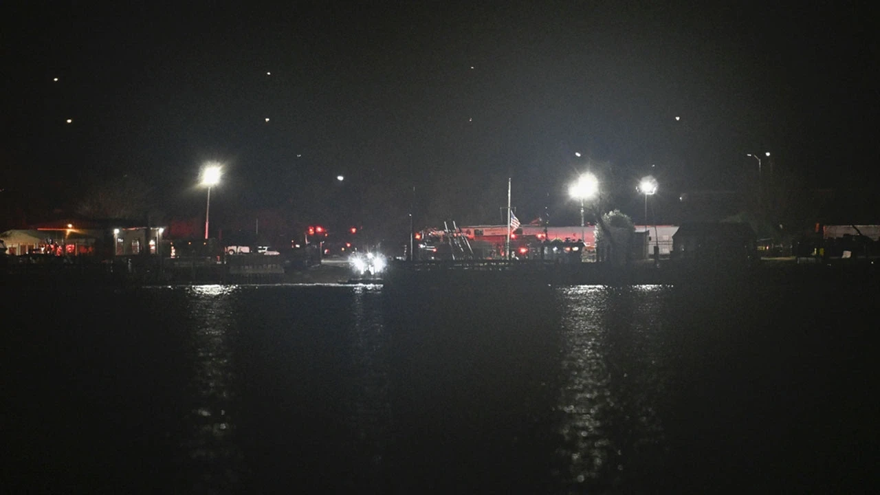 ABD'yi alarma geçiren kaza! Yolcu uçağı ve askeri helikopter çarpıştı