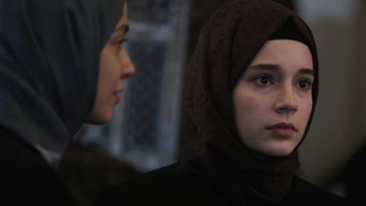 Kızıl Goncalar 35. Bölüm Fragmanı Yayınlandı! Cüneyd, Zeynep’in Önünde Diz Çöküp Ağladı!