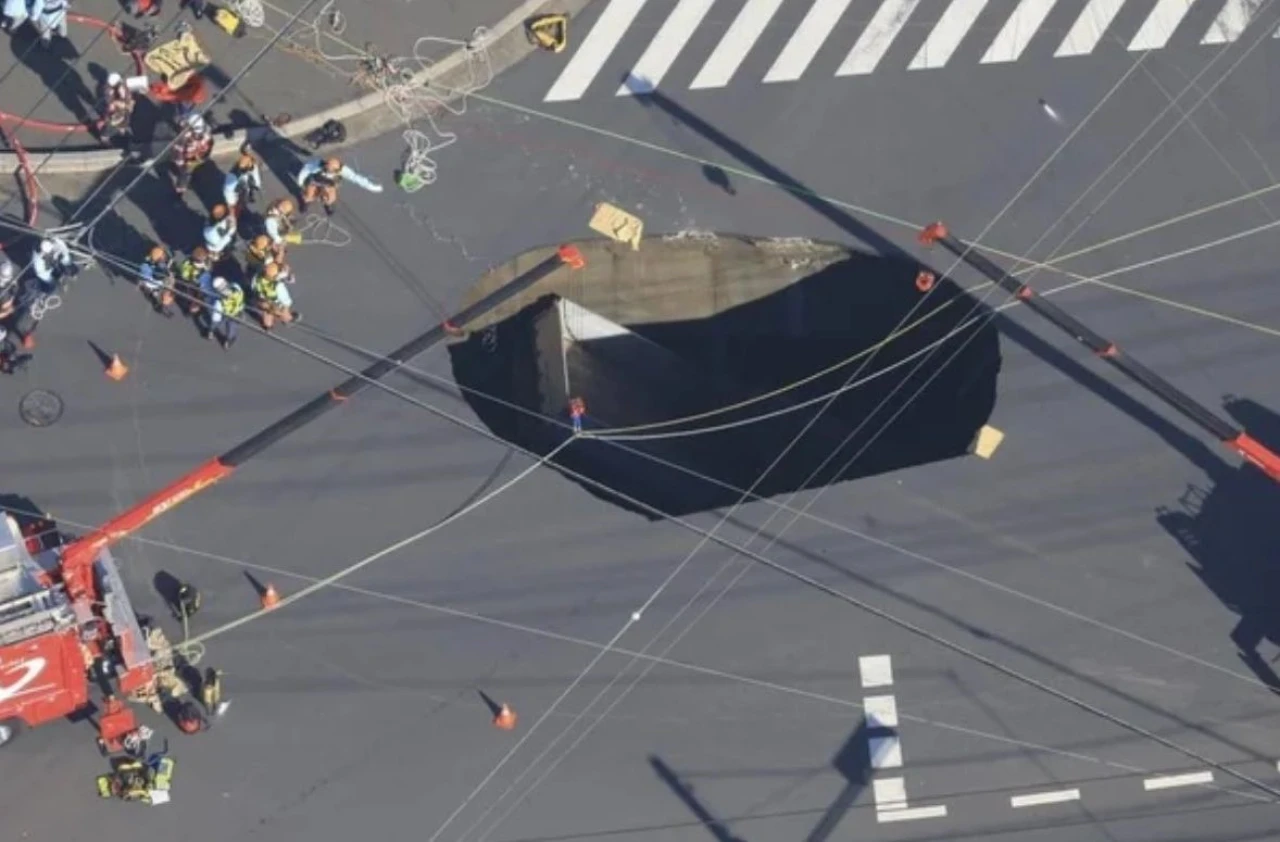 Japonya’da yol çöktü, oluşan dev çukura kamyonet düştü