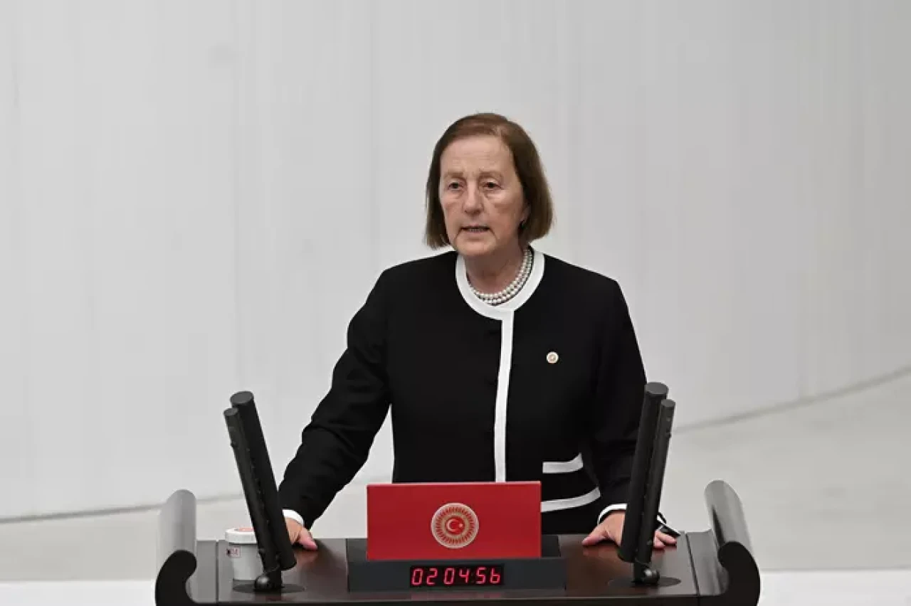 Eski Bakan Selma Aliye Kavaf, CHP'ye Katıldı: Rozetini Özgür Özel Taktı!