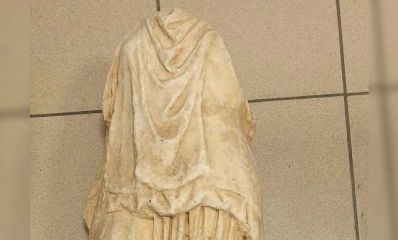 Tarihi heykel çöpte bulundu! Polis harekete geçti