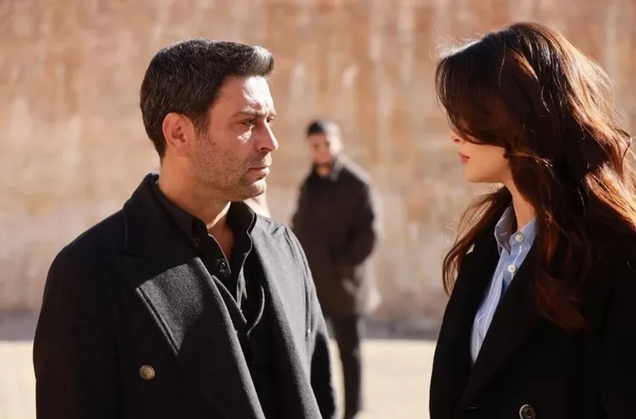 Uzak Şehir’de Alya’nın Büyük Şoku! Eşinin Sırları Ortaya Çıktı! 11. Bölümde Her Şey Değişecek!