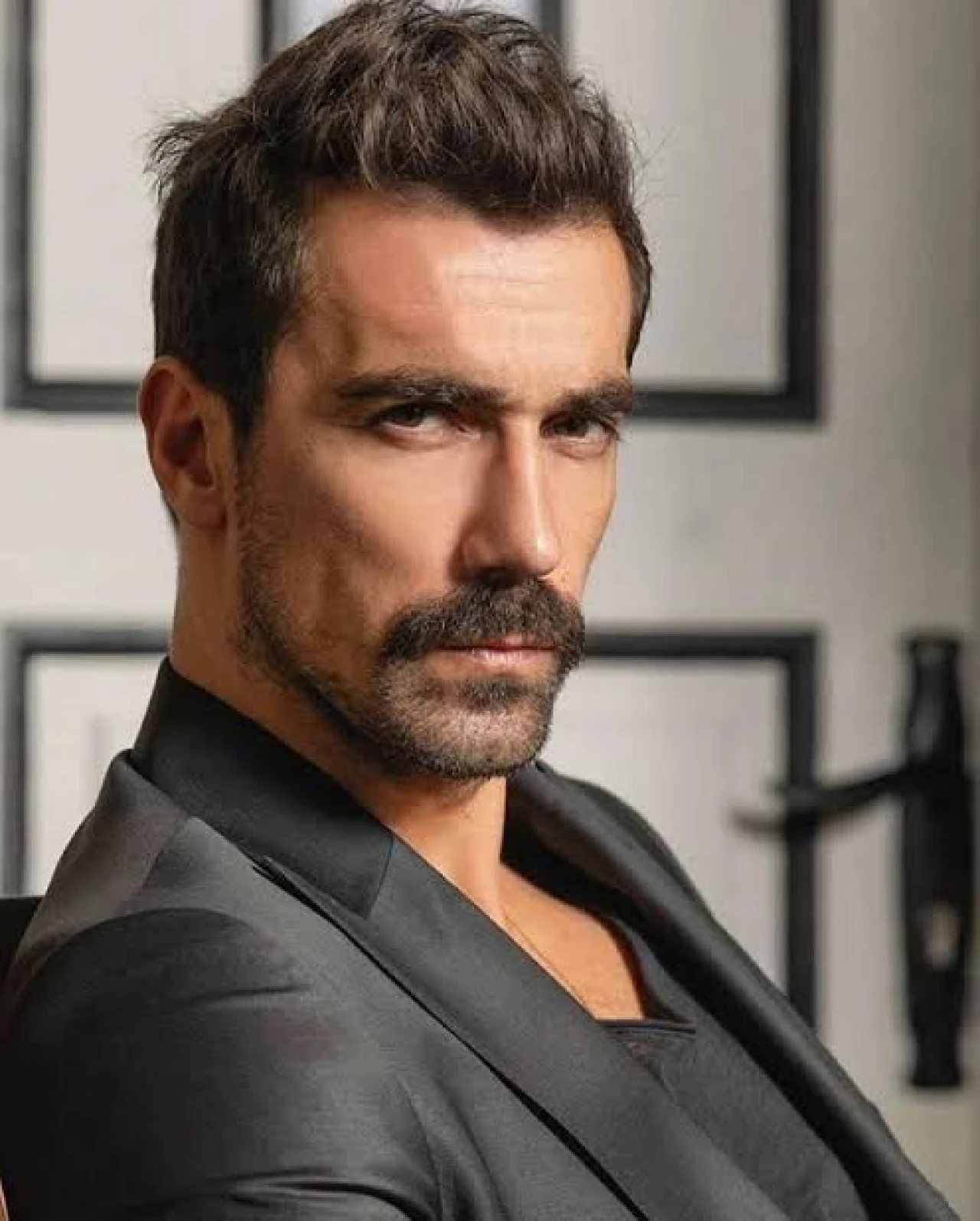 İbrahim Çelikkol Kimdir, Kaç Yaşında, Nereli, Evli Mi? Hangi Dizilerde Rol Aldı?