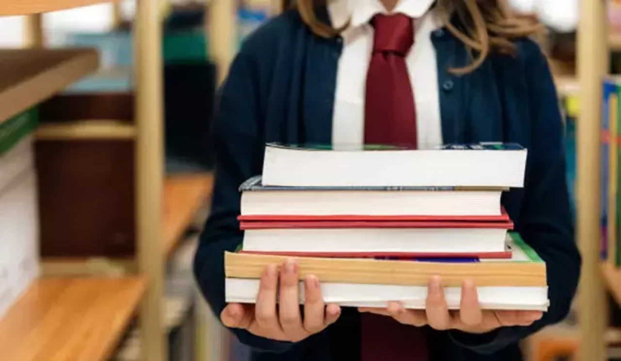 Kolejlerde Ders Kitapları Ücretli mi, Ücretsiz mi? Özel Okullarda Ders Kitabı Ücretleri Kaldırıldı mı?