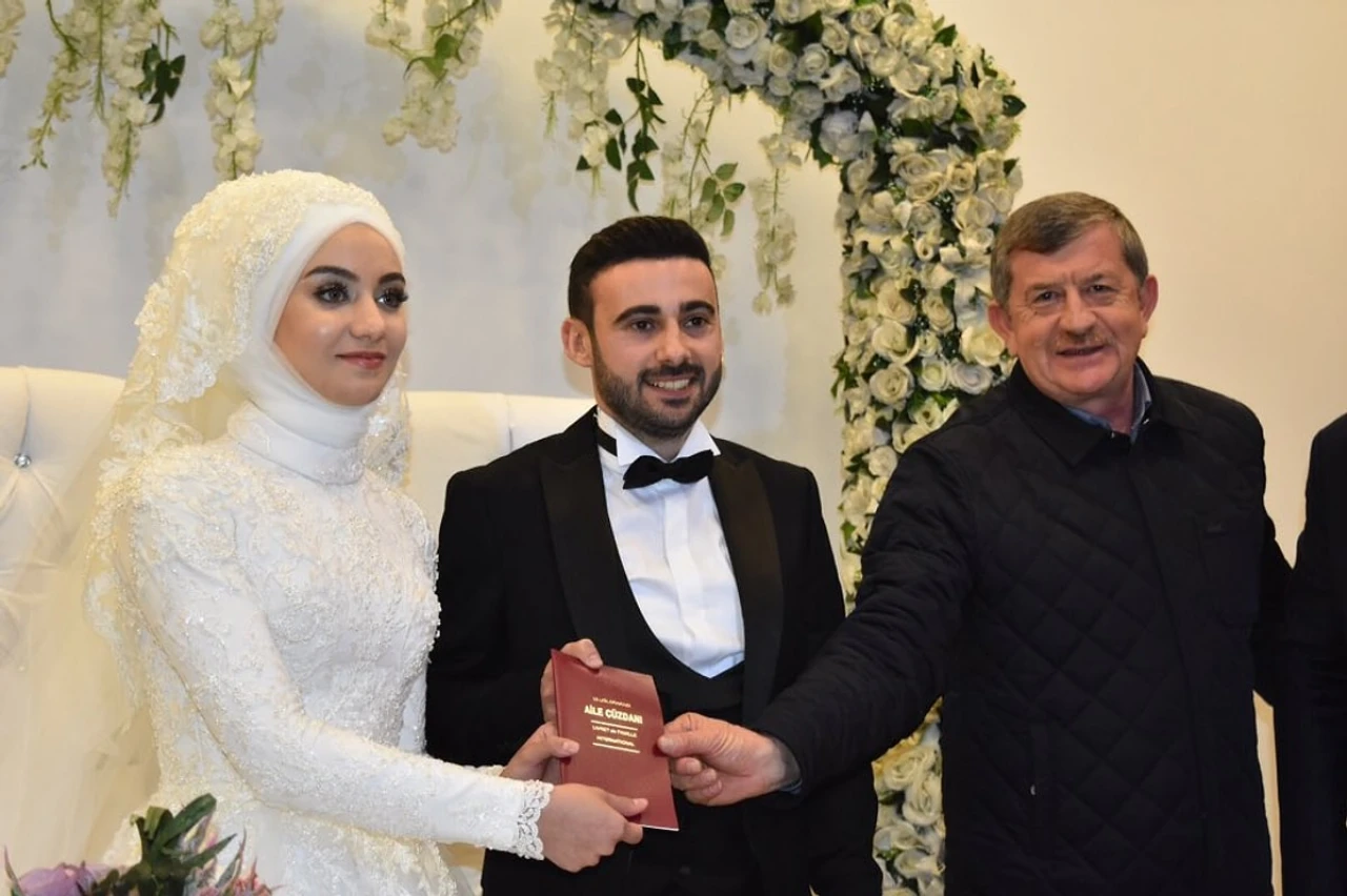 Aziz Mürtezaoğlu Kimdir? Hangi Partiden, Aslen Nereli, Kaç Yaşında? (Biyografisi ve Hayatı)