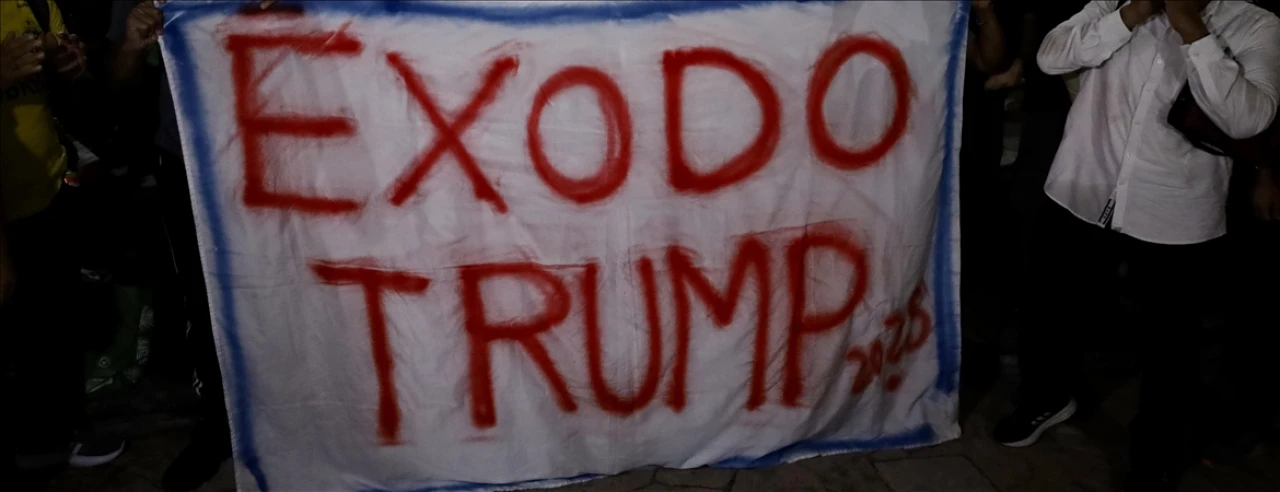 ABD Brezilyalı Düzensiz Göçmenleri Sınır Dışı Etti! Uçaktaki Yolculara Kelepçe Takılması Tepki Çekti