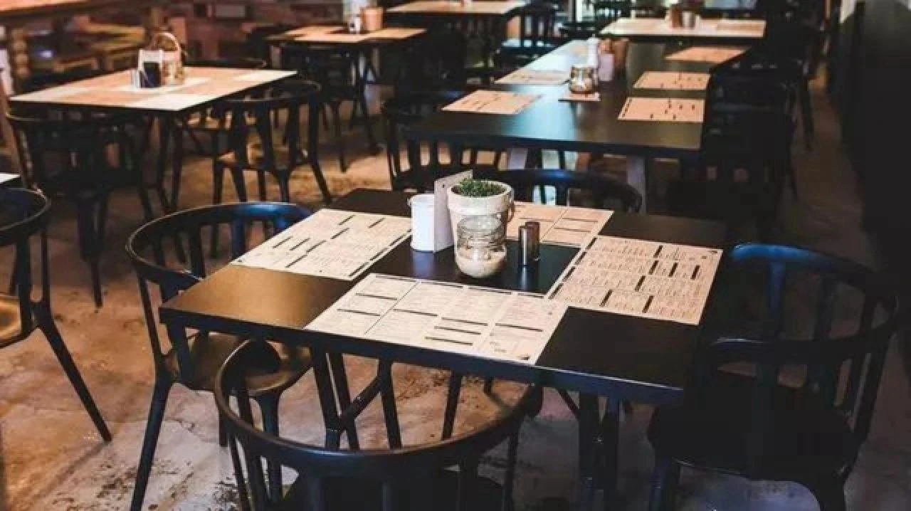 Üniversiteliler Dikkat! Artık Kafede Oturmak İçin Ekstra Ödeyeceksiniz: İşte Masa Tarifesi Detayları
