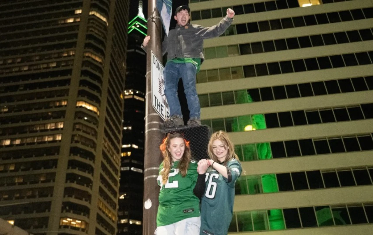 Yok böyle şampiyonluk kutlaması! 1 kişi direkten düştü 2 kişi vuruldu