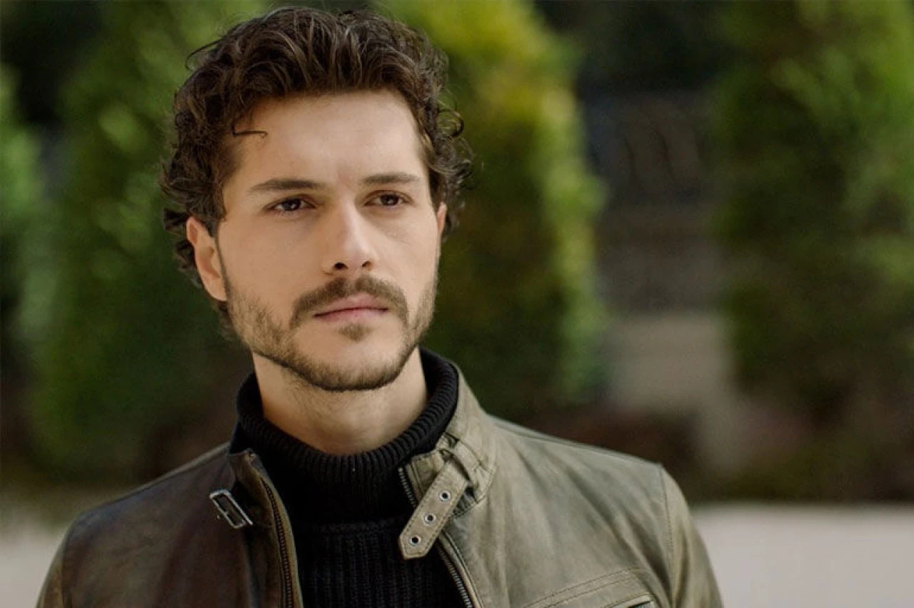 Leyla Dizisindeki Civan Kimdir? Alperen Duymaz’ın Gerçek Adı, Eşi, Boyu, Kilosu ve Yaşam Öyküsü