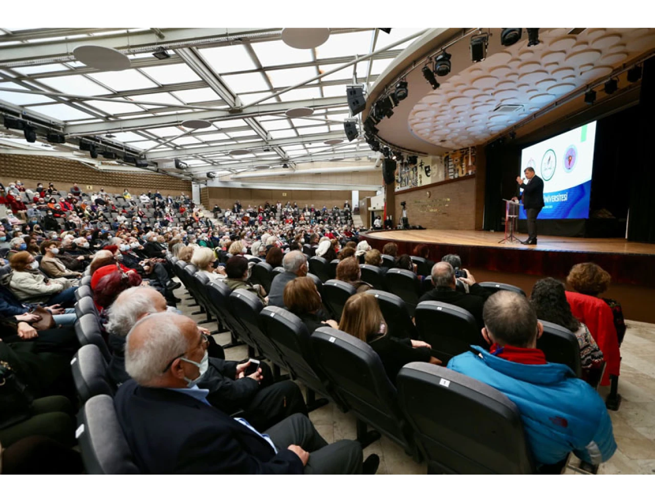 İzmir'de 60 Yaş Üstü Vatandaşlara Üniversite Eğitimi Verilecek! 3. Yaş Projesi Nedir, Hangi Eğitimler Verilecek?