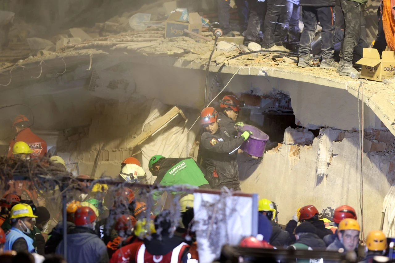 Konya’da Yıkılan Binadan Acı Haber! 2 Kişi Hayatını Kaybetti, 4 Kişi Gözaltında!