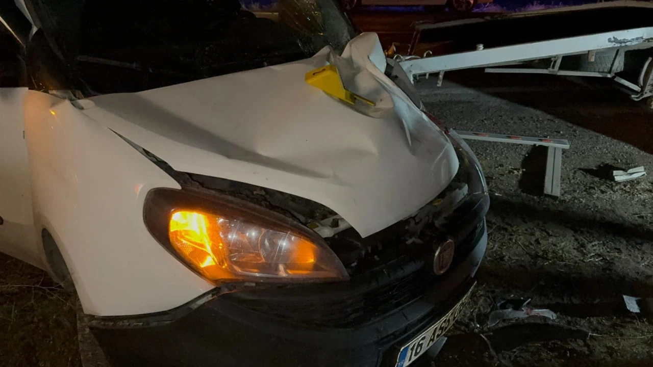 Feci ölüm! Arıza yapan aracının başında bekleyen kişiye çekici çarptı