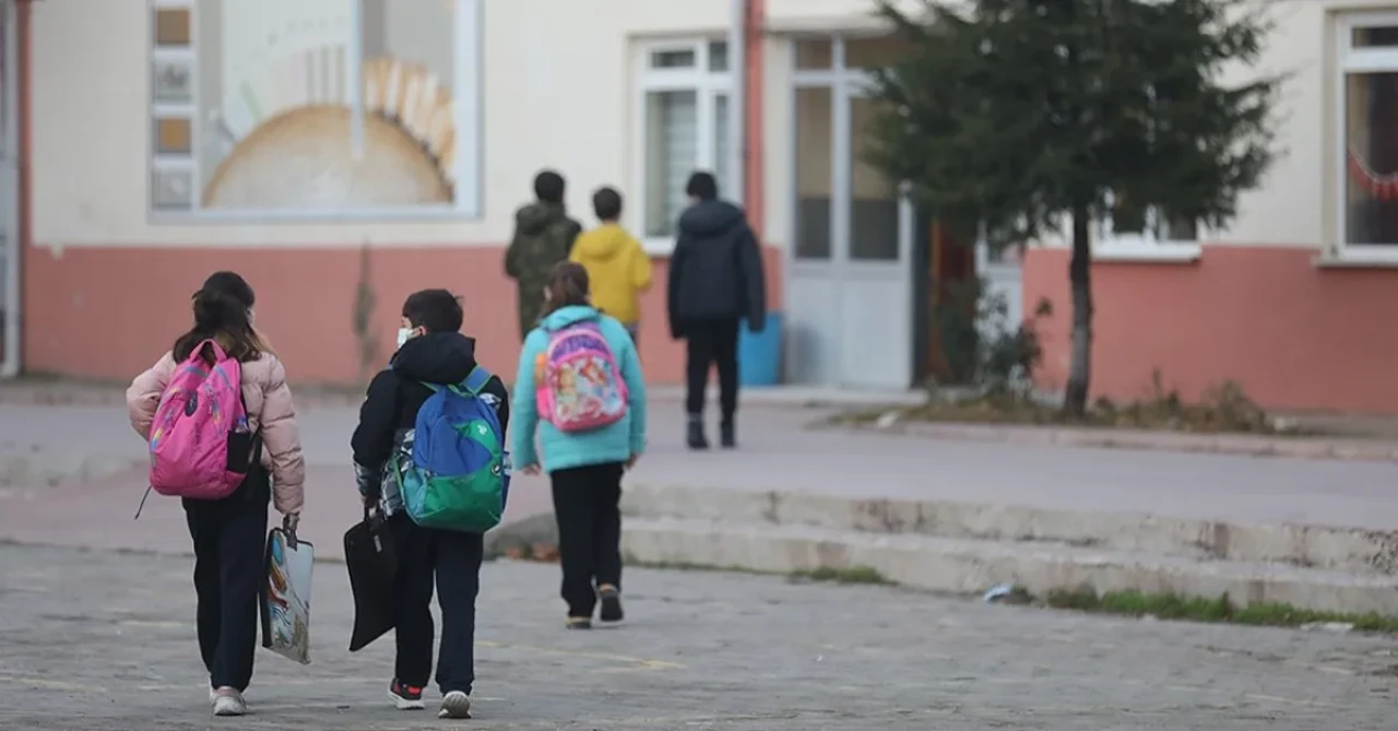 Ara Tatil (15 Tatil) Süresi Uzatıldı Mı? Okulların Açılacağı Tarih Ne Zaman, 1. Yarıyıl Tatili Bitiş Tarihi Belli Mi?