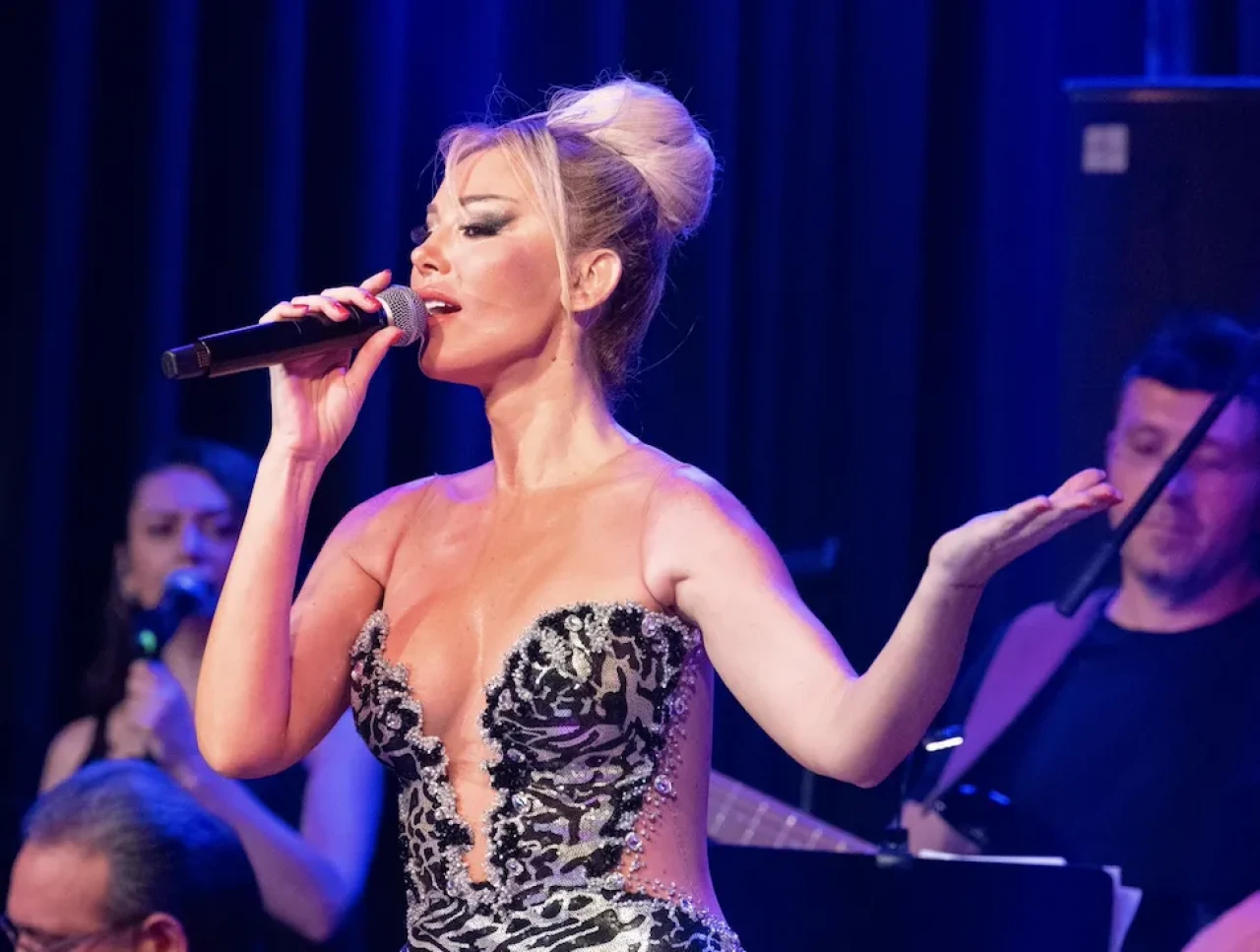 Petek Dinçöz'den Edis'in transparan kıyafetine olay yorum: Fit olmayana komik olur!