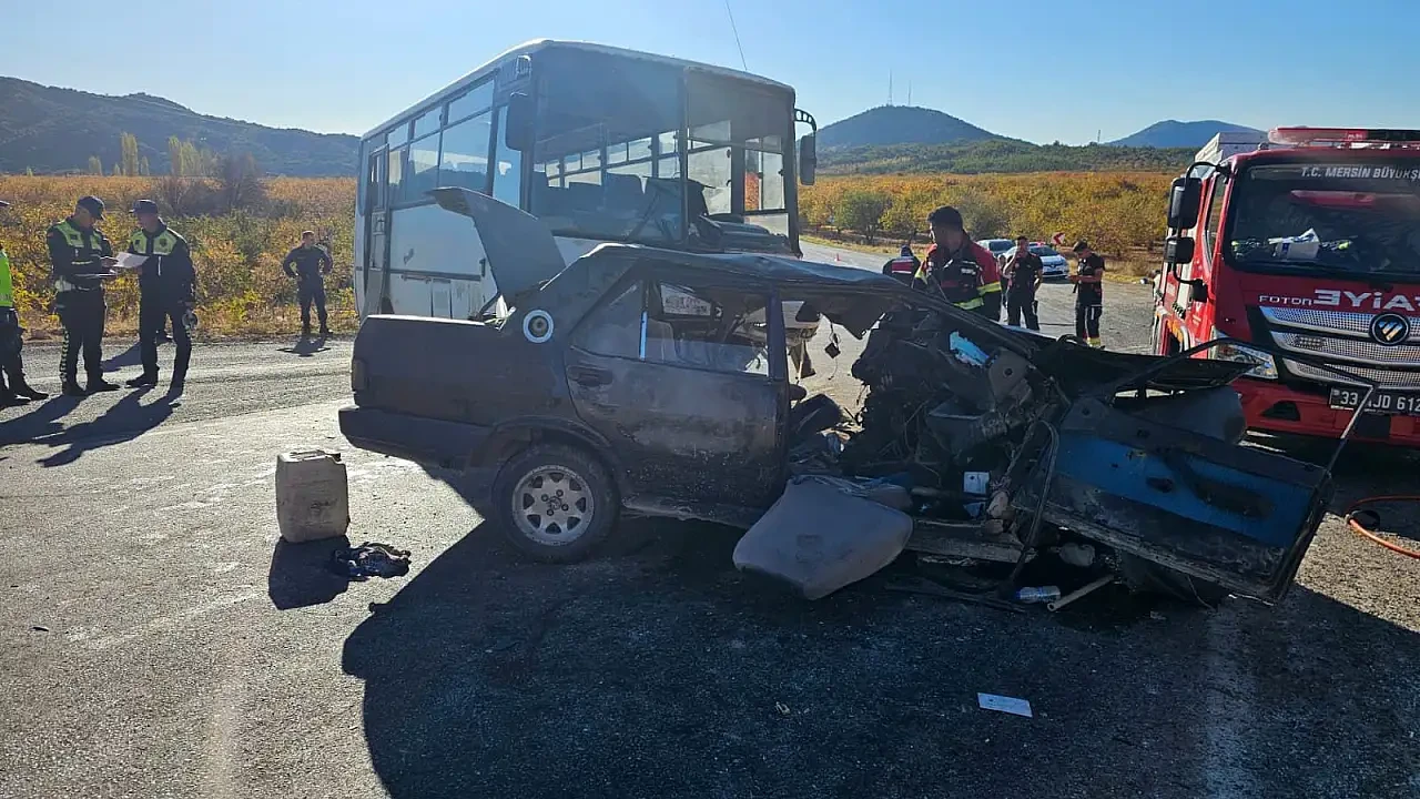 Gülnar’da can pazarı: Midibüs ile otomobil çarpıştı!