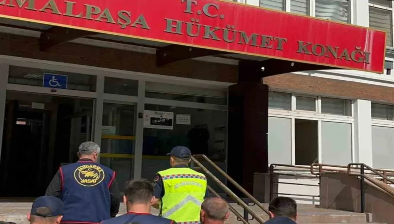 13 Yıl kaçtı, Kemalpaşa’da yakalandı: Firarinin üzerinden sahte kimlik çıktı!