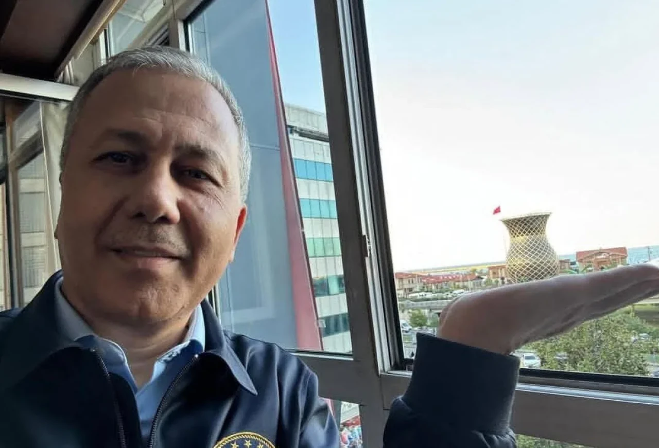 Ali Yerlikaya Rize’deki çay bardağı akımına katıldı: 'Tebessüm gönlümde'