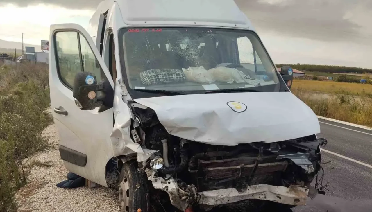 Balıkesir Gönen’de öğrenci servisi ile otomobil çarpıştı: 2 Kişi hayatını kaybetti