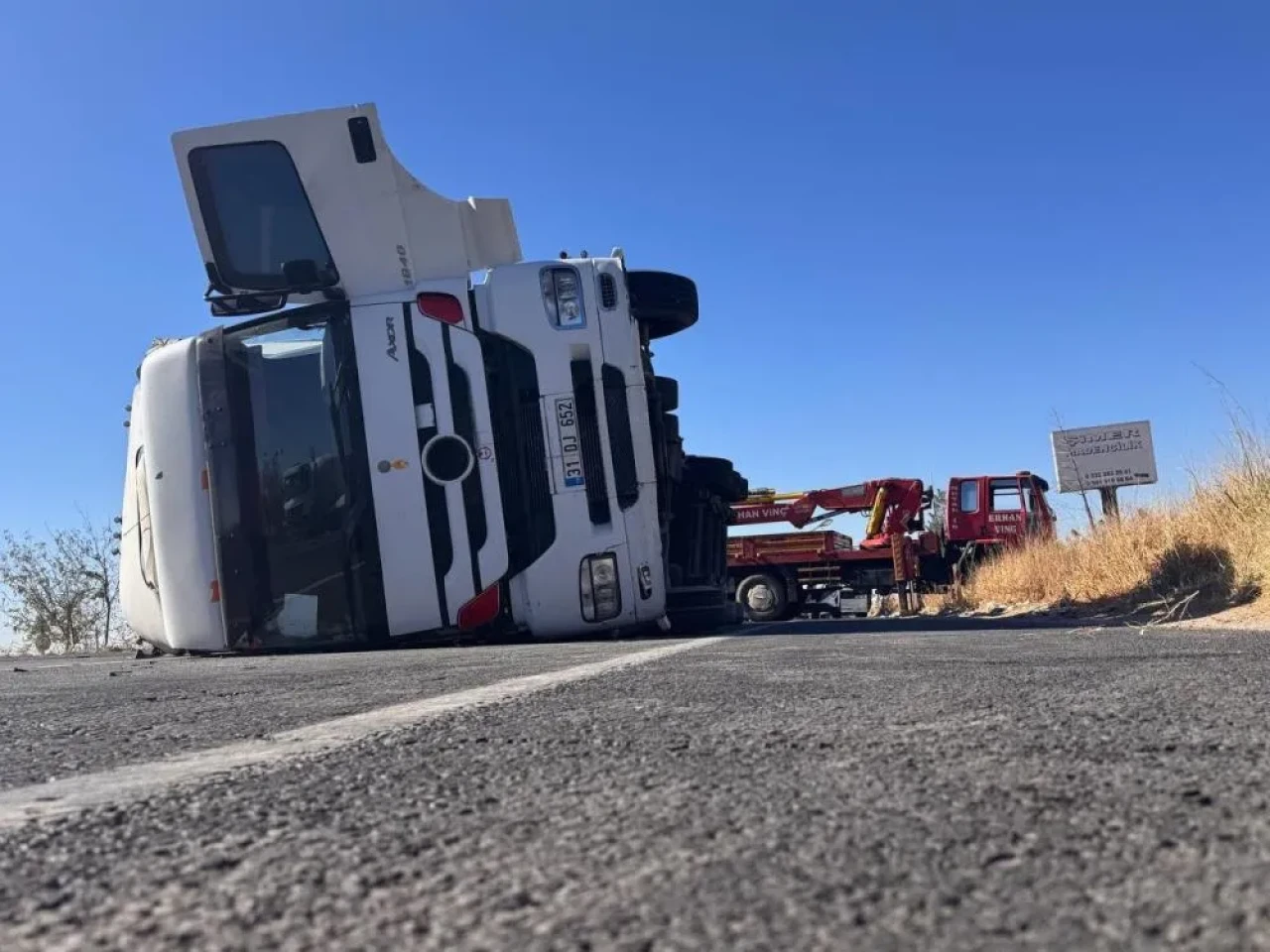 Suruç'ta tekstil yüklü tır devrildi!