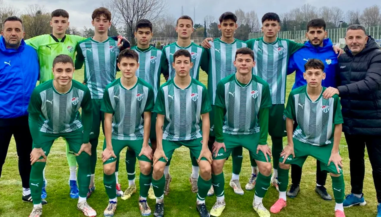 Bursa’da U16 maçında kavga çıktı! Sahaya yumruklar ve kaos hakim oldu