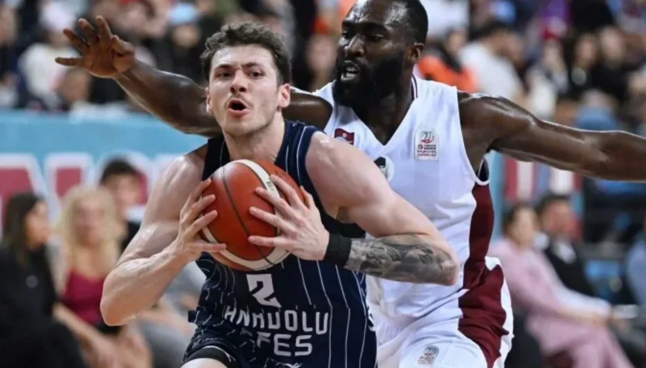 Anadolu Efes, zorlu Paris deplasmanında moral arıyor!