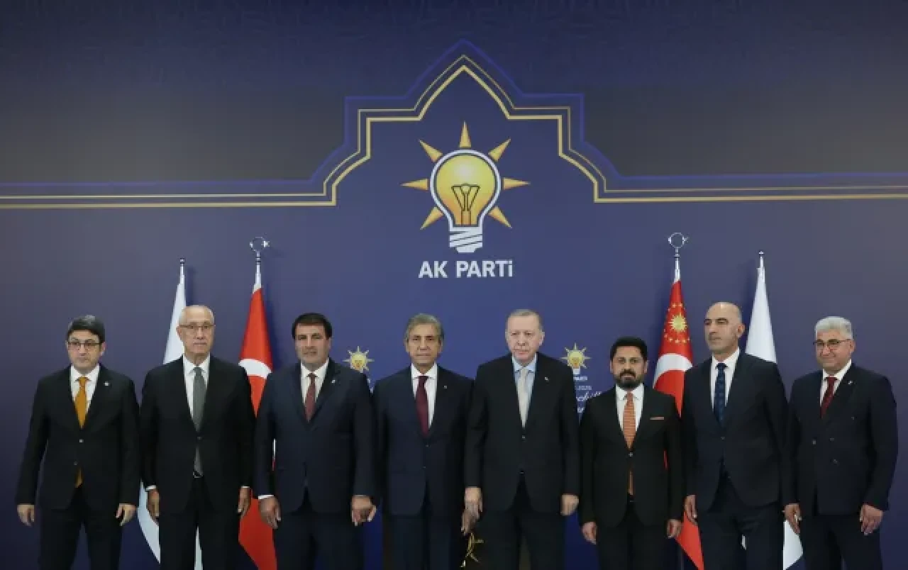 AK Parti’ye katılım rüzgârı: Erdoğan, 7 belediye başkanına rozet taktı!