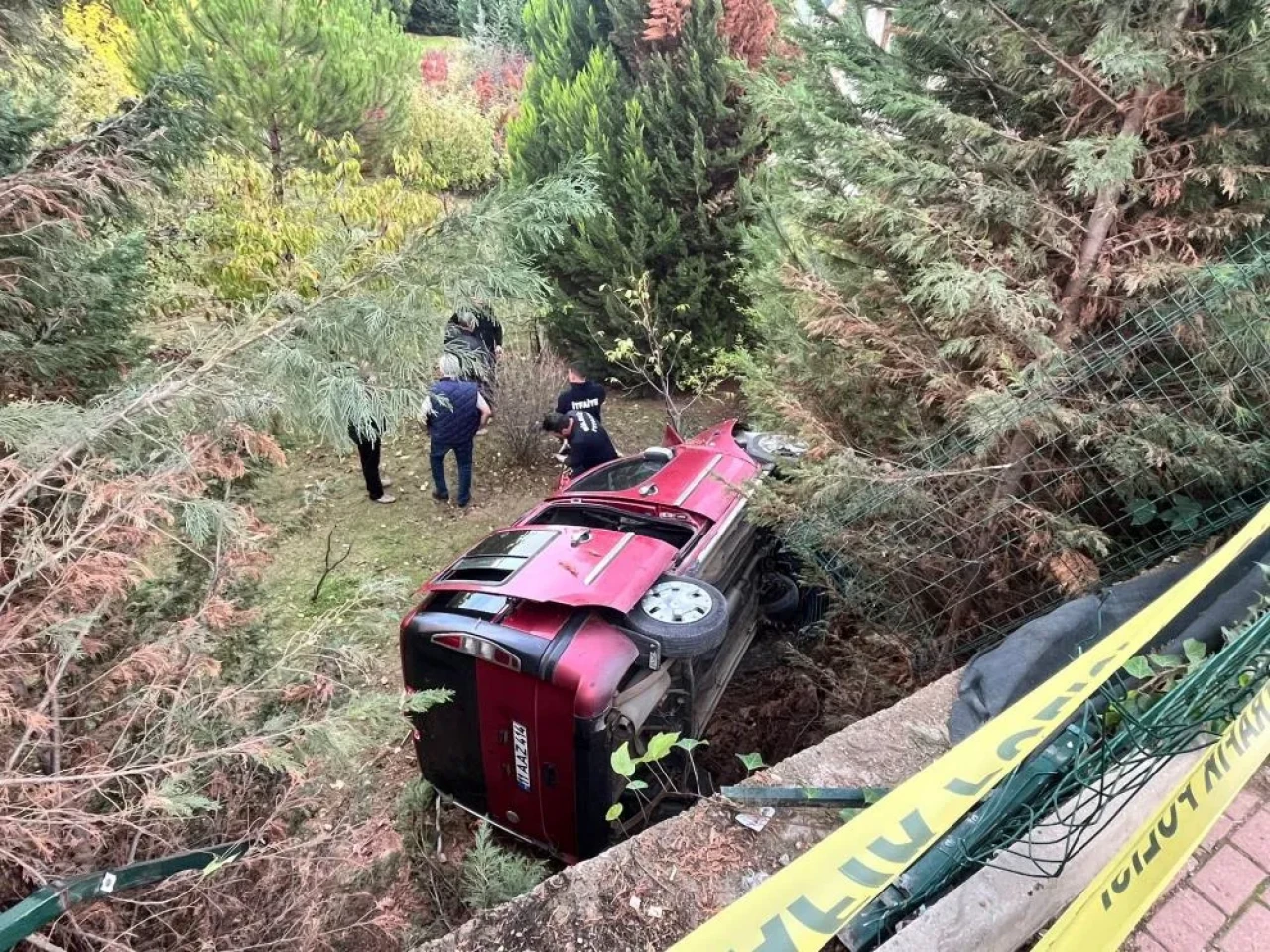 Kontrolden çıkan araç ev bahçesine uçtu!
