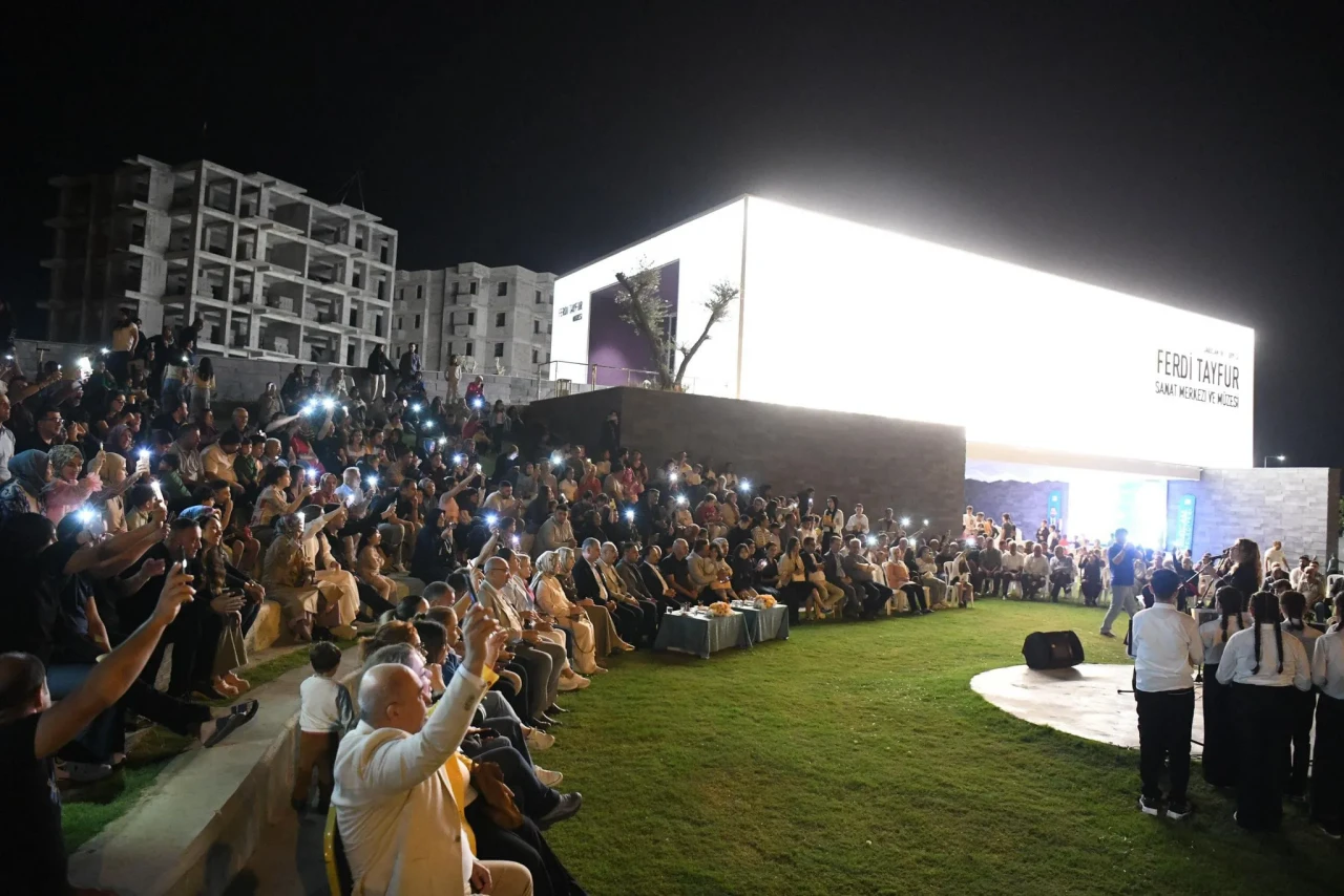 Sarıçam'da yeşilçam akşamları başladı: Nostalji Ferdi Tayfur'la geri döndü