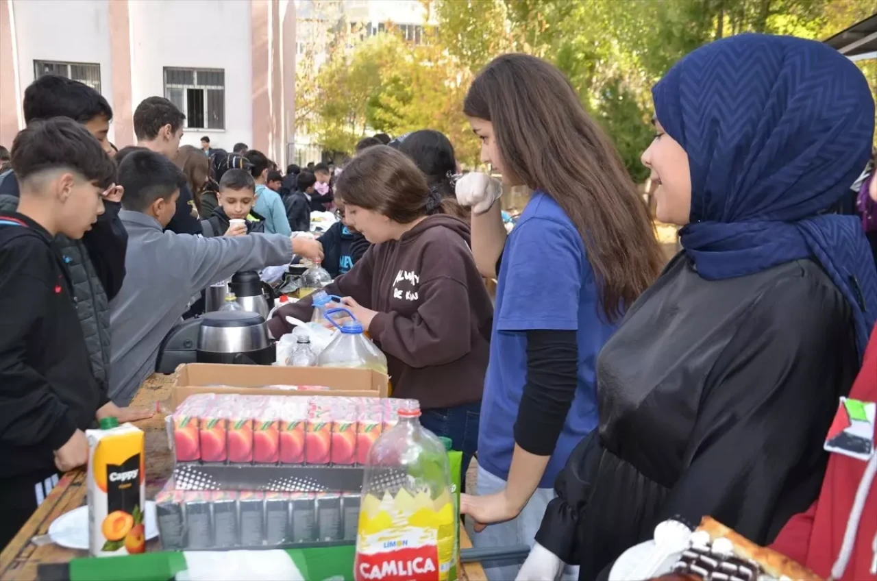 Minik kalpler birleşti; Öğrenciler Gazze için harekete geçti