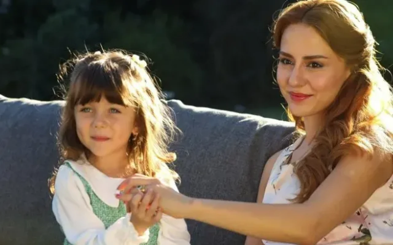 Aynadaki Yabancı Leyla kimdir, kaç yaşında, kaç doğumlu? Minik oyuncunu hayatına dair bilinmeyenler