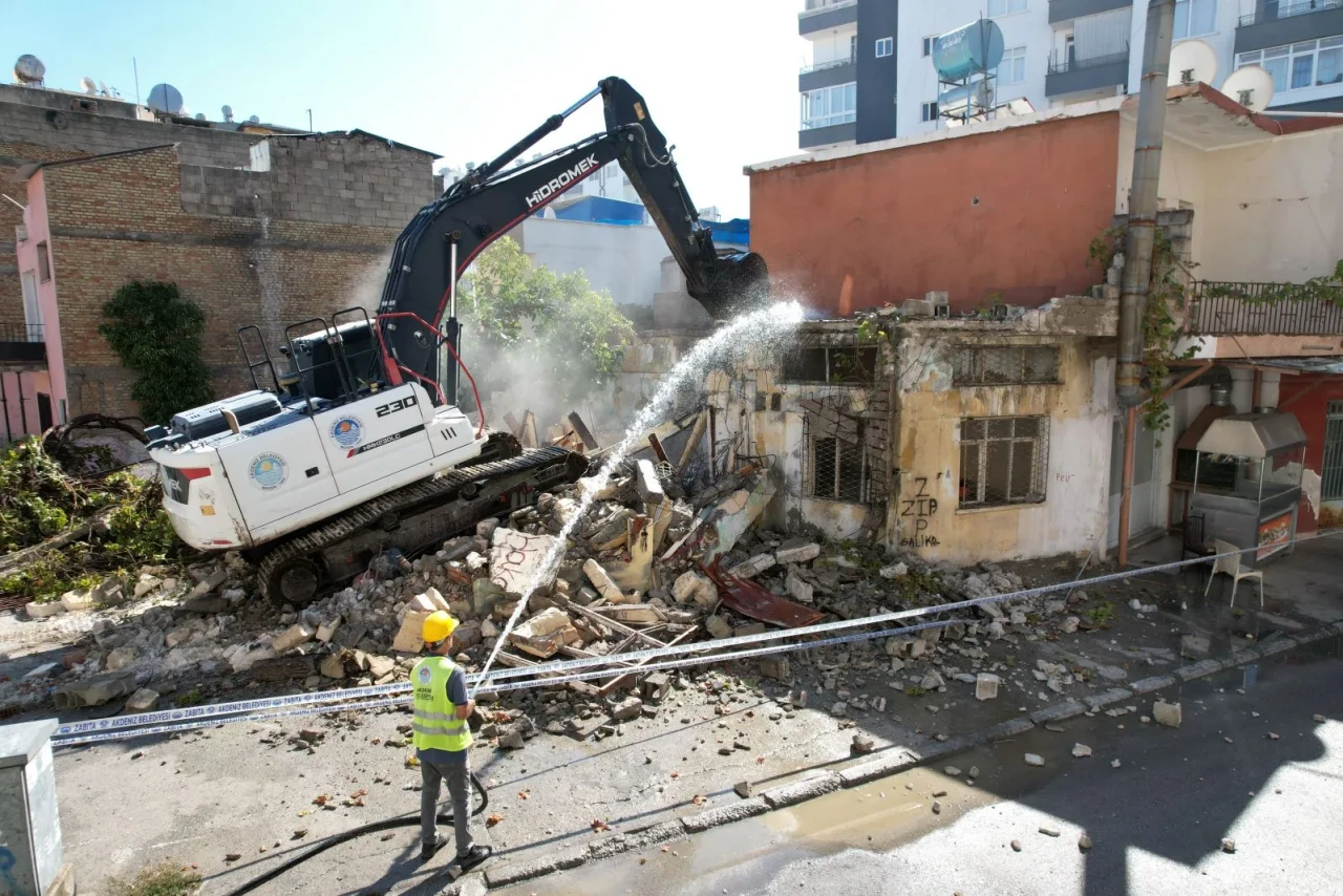 Akdeniz Belediyesi’nden metruk yapılara karşı kararlı adım