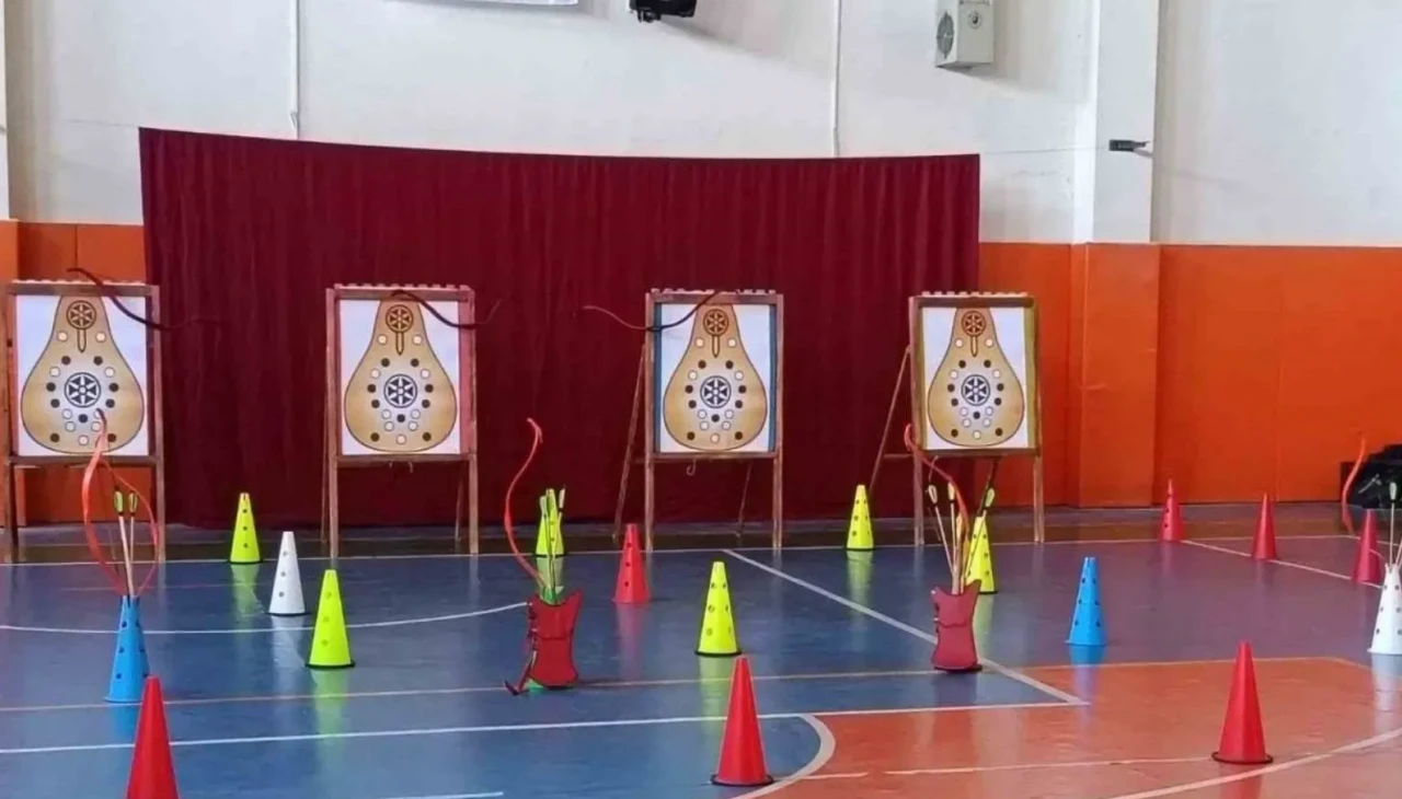 Sarıgöl’de okçuluk rüzgârı: Gençler ata sporuna tam isabetle başladı
