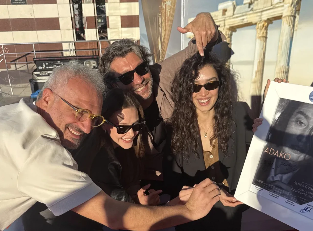 Oyunculuktan yönetmenliğe: Alina Boz sinema dünyasına meydan okuyor! Adako'nun sırrı ne?