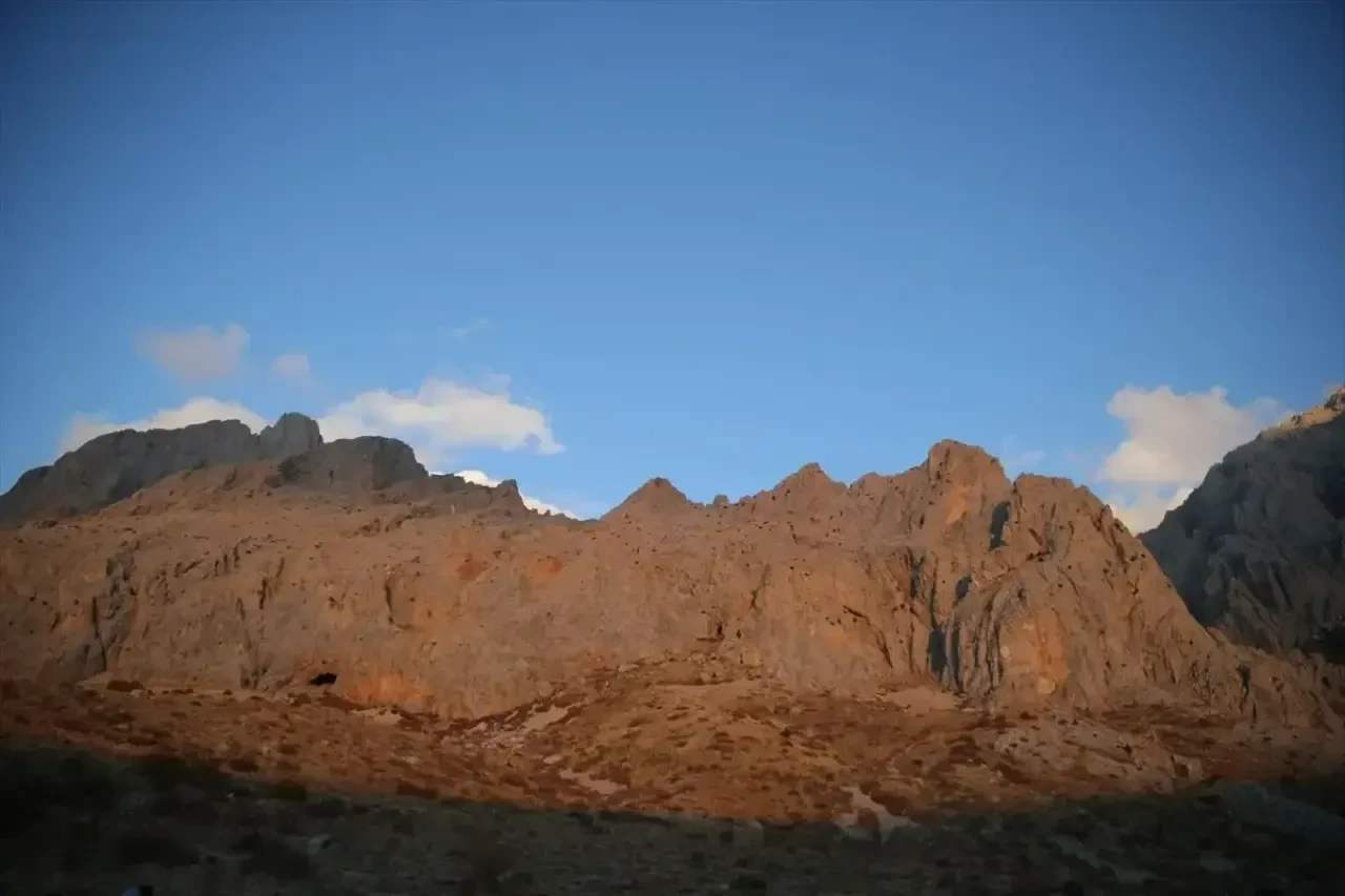 Emler zirvesi’nde 102 dağcıdan Cumhuriyet’e saygı duruşu