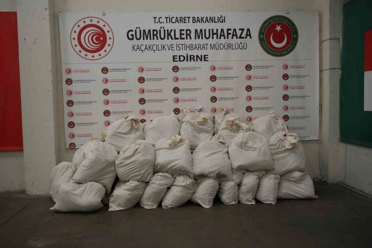 Sınırda zehir trafiği çöktü! Yüzlerce kilo esrar böyle gizlenmiş!