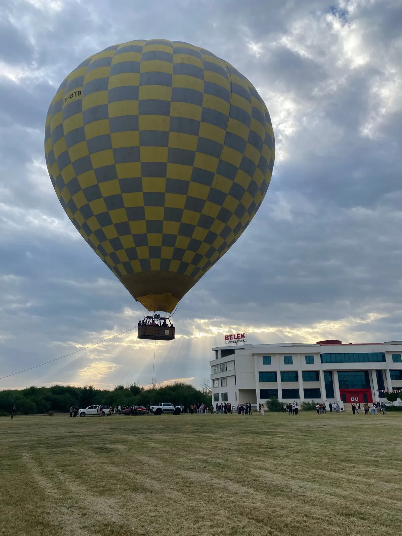 Antalya Belek Üniversitesi’nde gökyüzü şöleni: Renkli balonlar umutla yükseldi