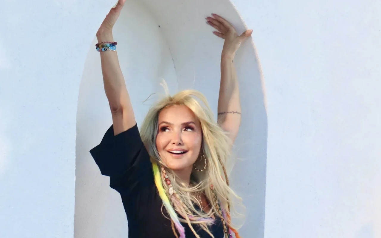 Yonca Evcimik'ten bomba dönüş: 'Lambada' ile 90'lar ruhu geri döndü, listeler şaşkın!