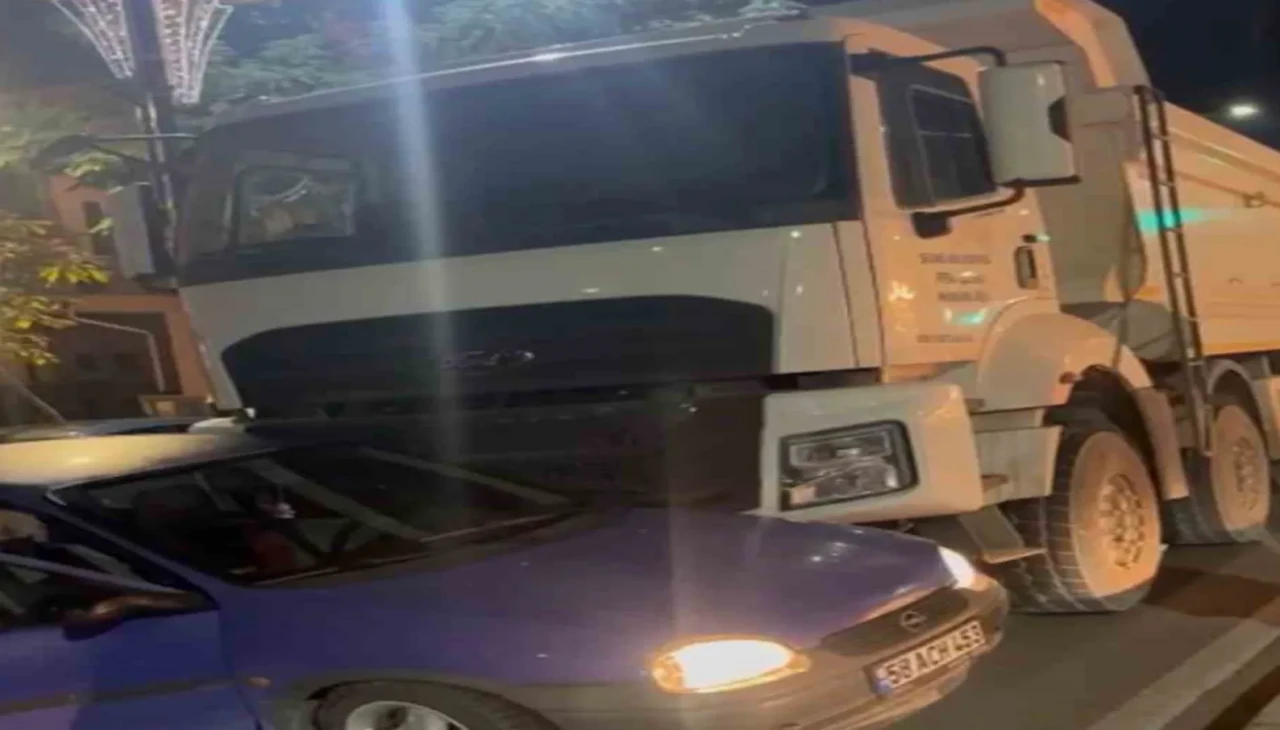 Sivas’ta kamyon otomobile çarptı: Kaza anı cep telefonu kamerasına yansıdı!