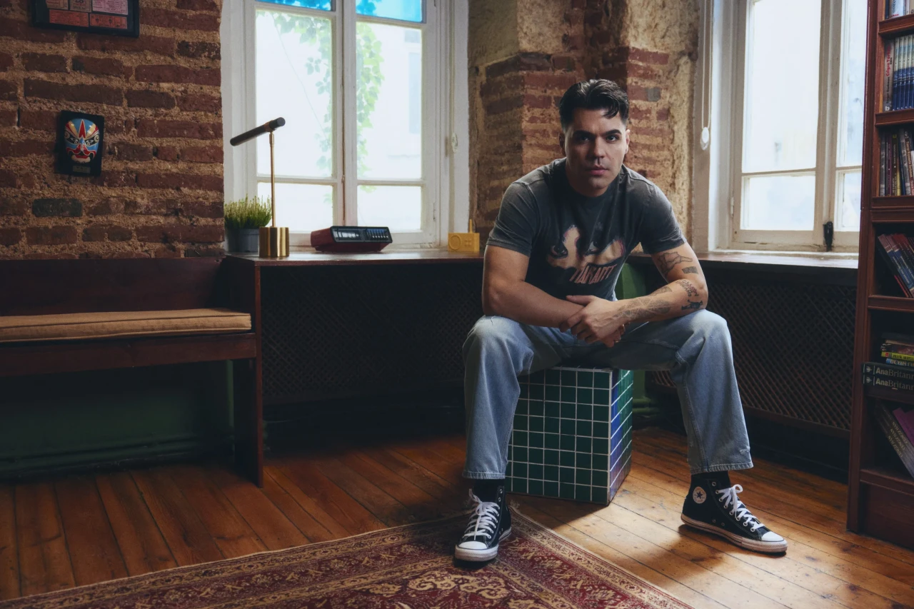 Beklenen an geldi! Emir Can İğrek'ten dinleyeni sarsacak yeni tekli: Balkon