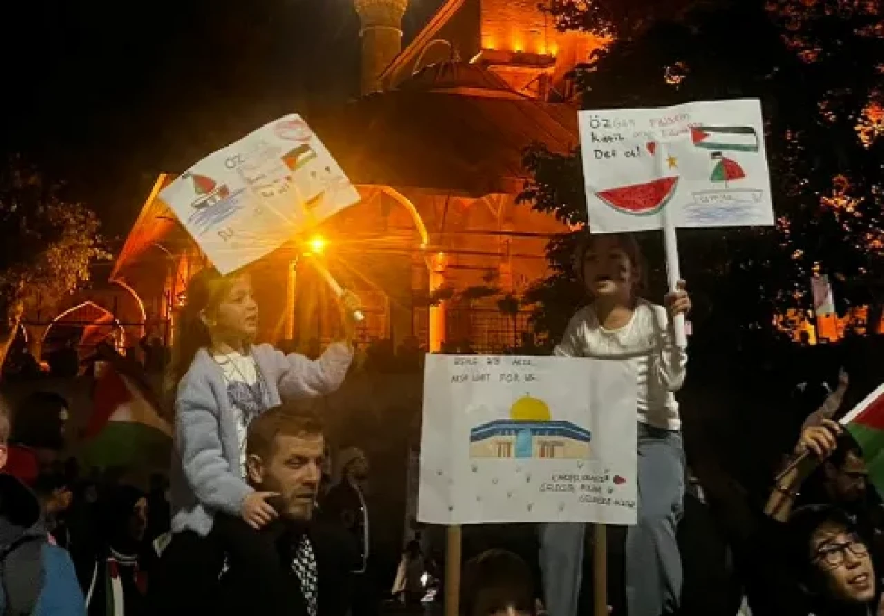 Üsküdar’da Gazze nöbeti: Halk İsrail’in ablukasına karşı toplandı