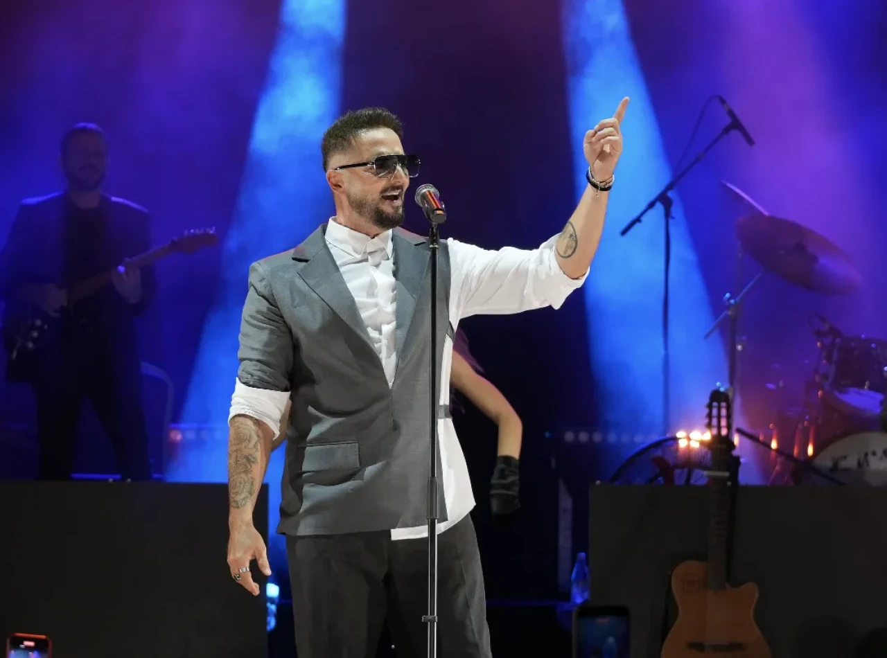 Gökhan Özen İzmir konserinde binleri coşturdu: Duygular sel oldu