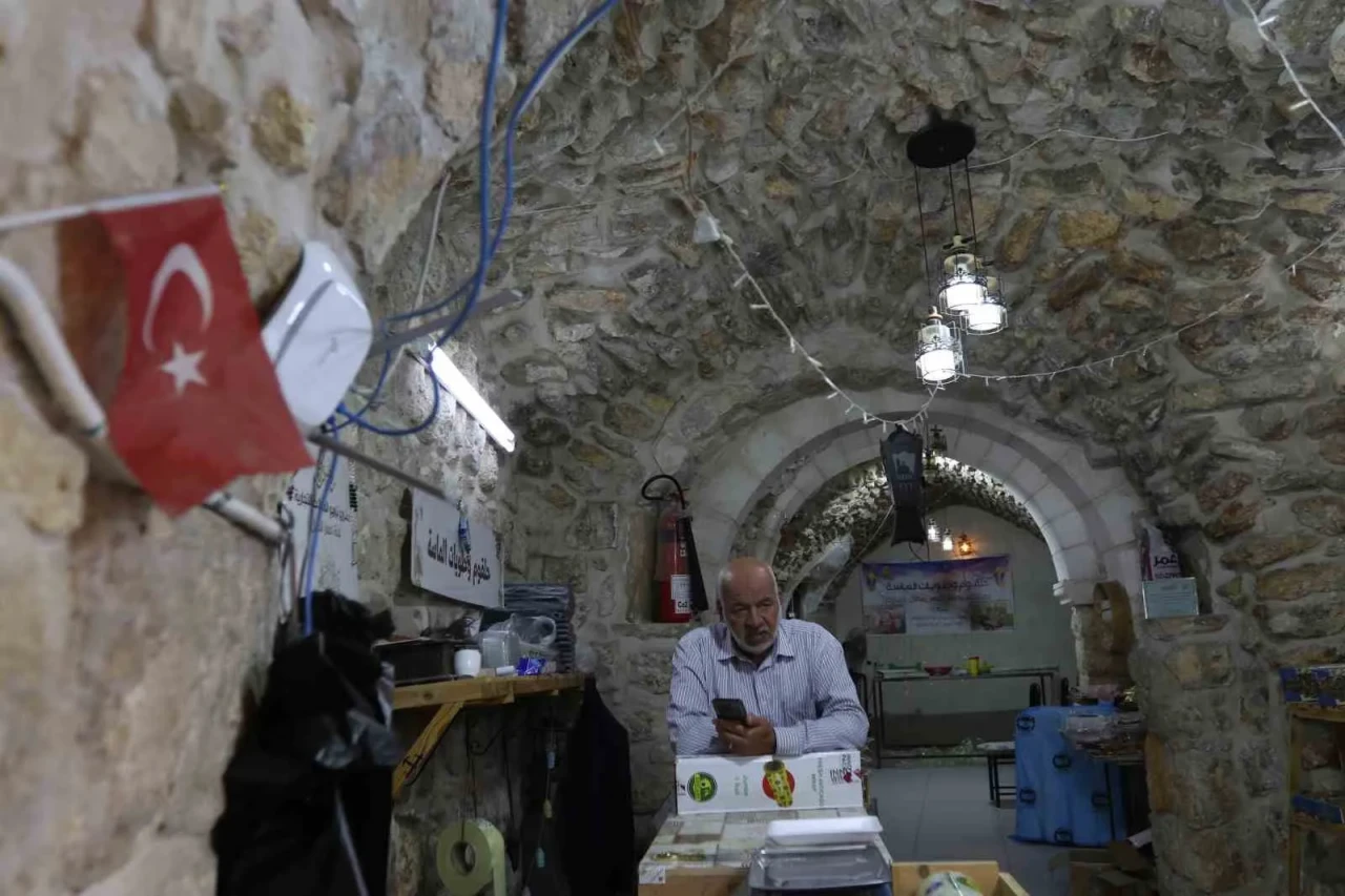 İsrail işgali altındaki El Halil’de esnaf Türkiye sevgisini ay-yıldızlı bayraklarla gösteriyor!