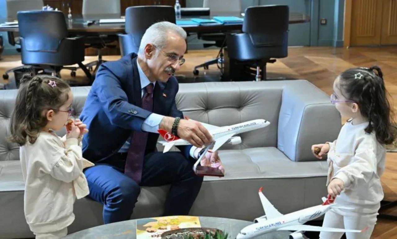 Gökyüzüne hayran minik kalpler: Erva ve Zümra’nın uçak hayali gerçek oldu