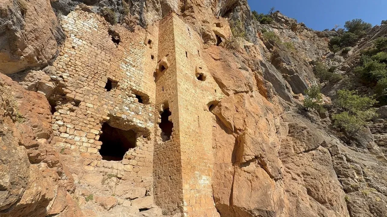 Adana’nın sarp kayalarındaki Sümela’sı: Sin Manastırı turizme kazandırılmayı bekliyor