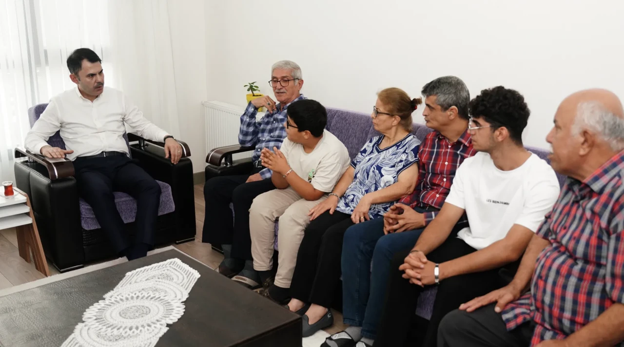 Hatay’da yeni umut: Bakan Kurum depremzede ailenin evine misafir oldu