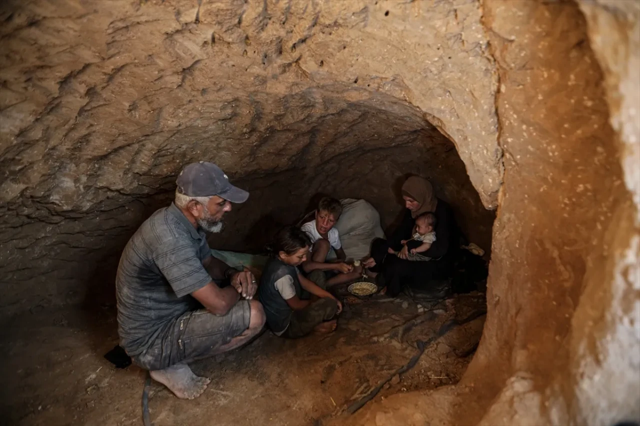 Gazze’de barınacak yer kalmadı: Bir baba hayatta kalmak için toprağı sığındı