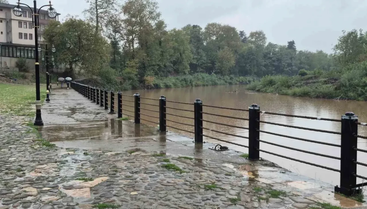Bartın günlerdir yağmur altında: Irmak köpürdü, şehir göle döndü!