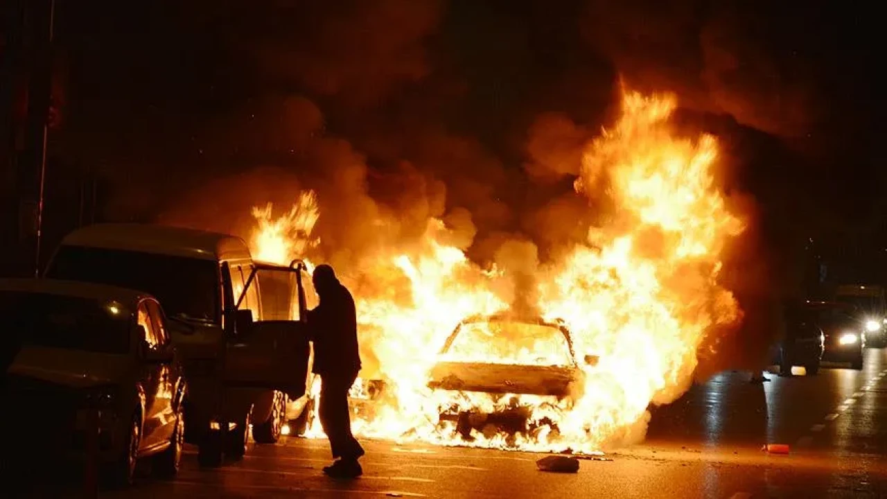 Erdemli'de korkutan yangın alevler aracı yuttu!