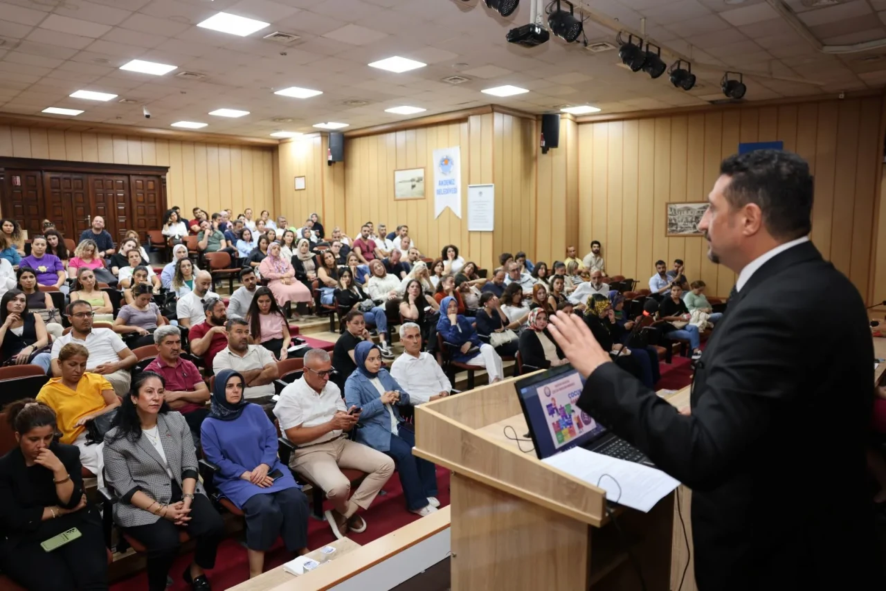 Kız çocuklarının sesi bu panelde yükseldi: Akdeniz Belediyesi’nden anlamlı çağrı